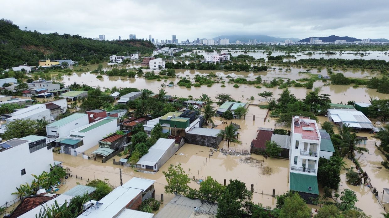 Death toll climbs in South-East Asia as heavy rains cause floods ...