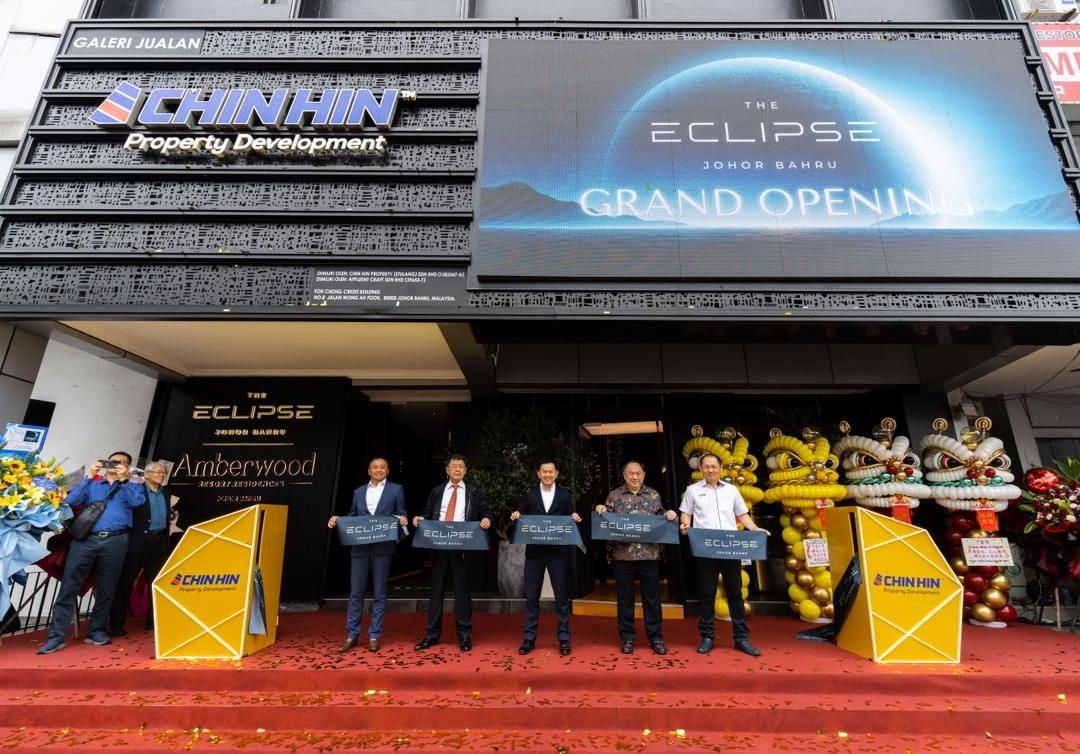 (From left) Atlan Holdings Bhd group chief executive officer Datuk Lee Kok Khee and executive chairman Datuk Seri Adam Sani Abdullah, together with Chin Hin Group Property group managing director Datuk Wira Chiau Haw Choon, Group Managing Director Chin Hin Group, executive chairman Datuk Seri Chiau Beng Teik and group chief executive officer Chang Tze Yoong at the ribbon-cutting ceremony for The Eclipse Sales Gallery in Johor Baru.