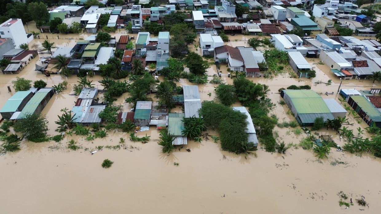 Houses are submerged by floods in Khanh Hoa, Vietnam. --Photo: Nguyen Huy Thanh/VNA via AP