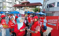 Parties descend on Gaya Street Sunday market