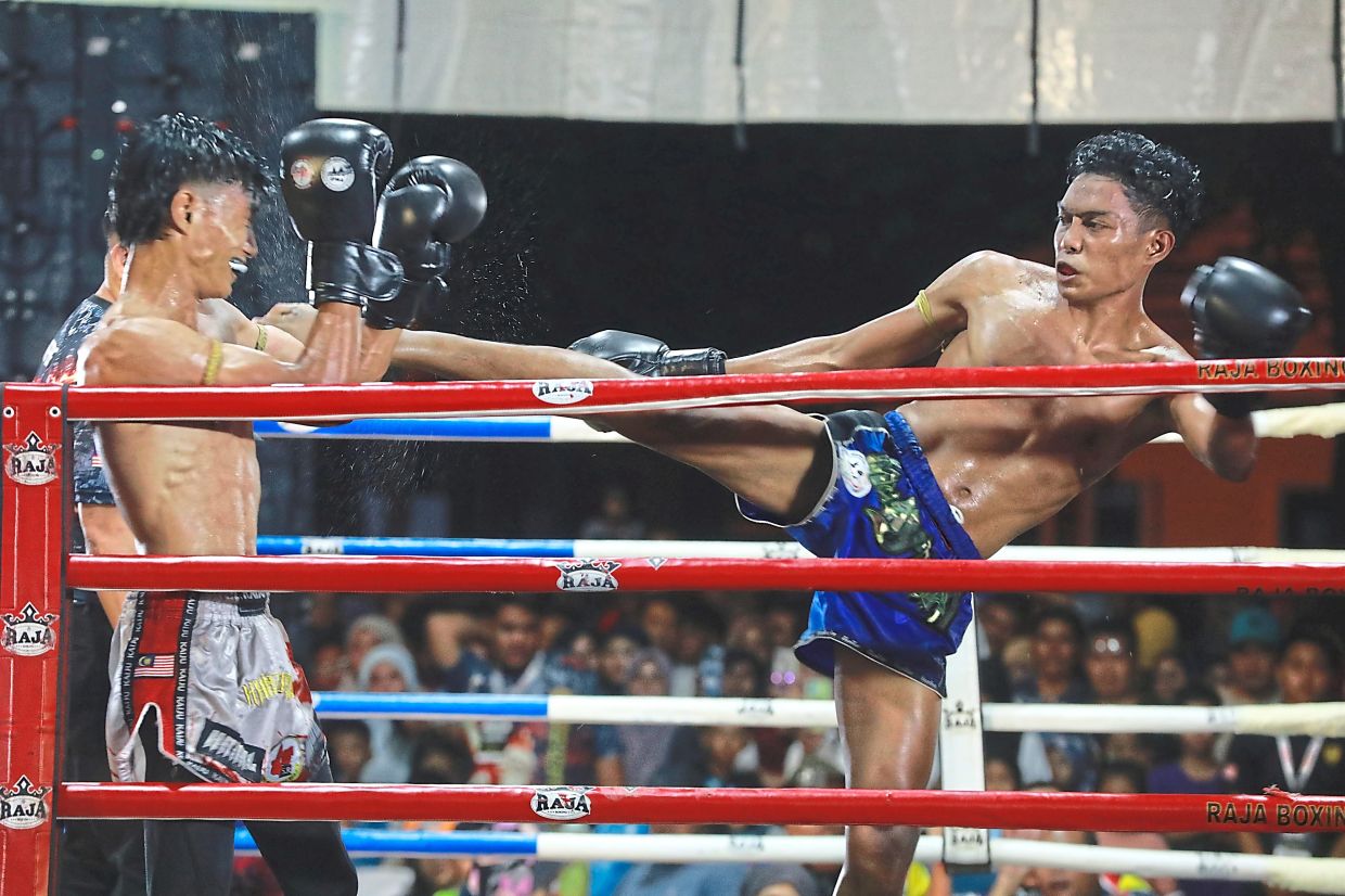 Muay thai, one of the sports held in Kampung Jalan Kebun with classes and tournaments. 