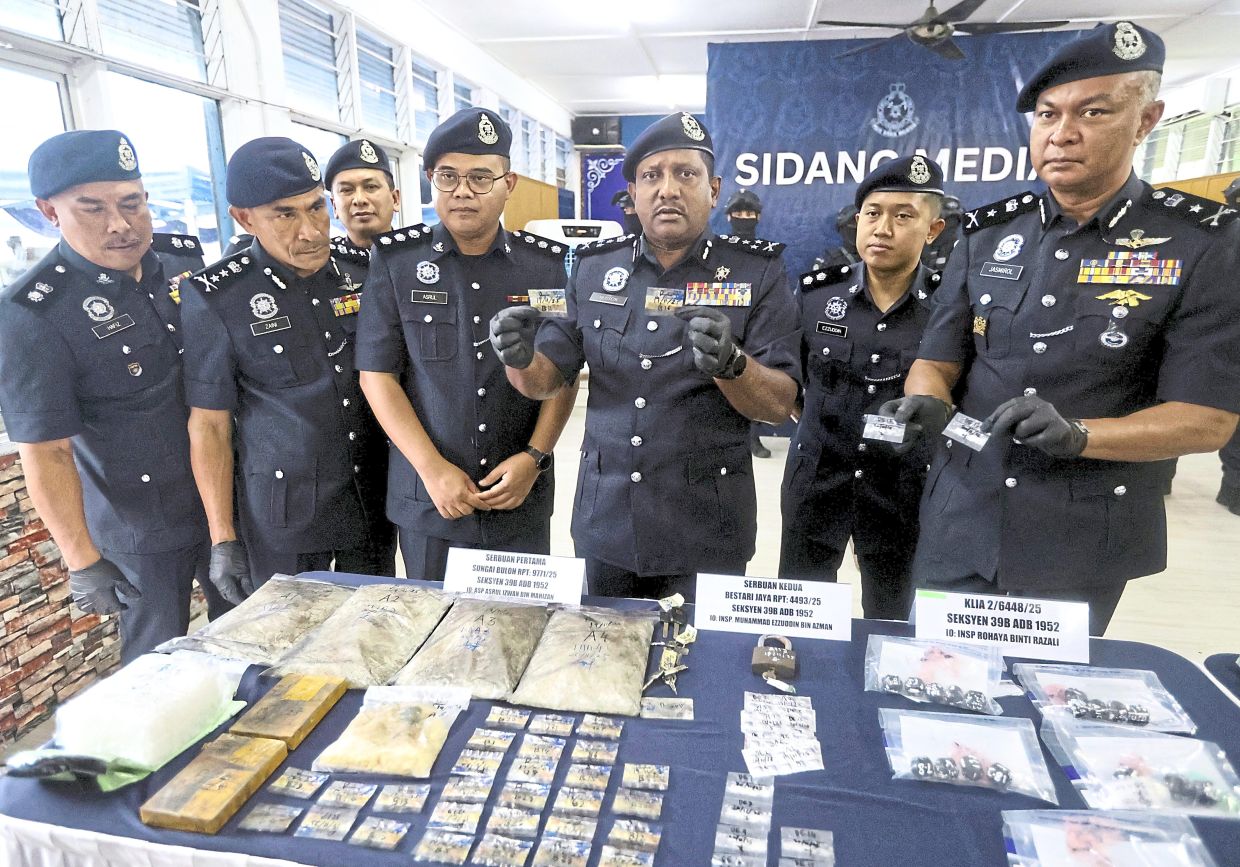 Cover tactics: Comm Hussein (third from right) said the drug syndicate used a metal factory in Bestari Jaya to process the drugs. — LOW BOON TAT/The Star