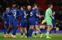 Soccer-Everton beat Man Utd despite Gueye seeing red for slap on teammate