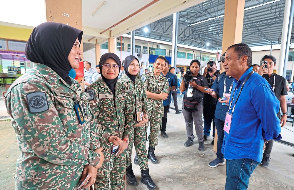 Barisan Nasional Karambunai candidate Datuk Yakub Khan speaking to soldiers at Kota Kinabalu Naval Base, Sepanggar.