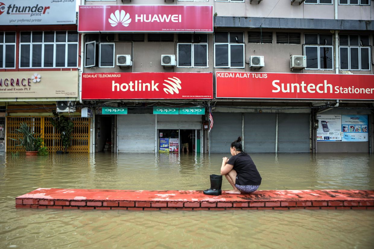 thestar.com.my - RAGANANTHINI VETHASALAM - Floods: Kangar hospital closes blood bank, limits clinic operations