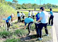 Varsity students pick up the slack to clean Pan Borneo Highway