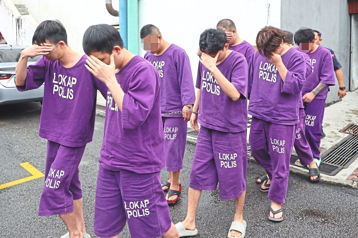 ‘Tourists’ turned scammers