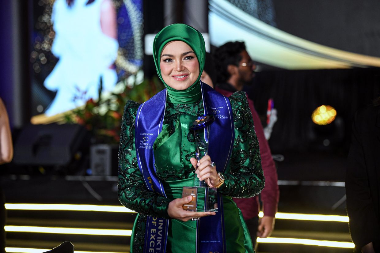 Malaysia’s number one singer, Datuk Seri Siti Nurhaliza Tarudin receives an award during at the Top 50 Women of Excellence Awards 2025 tonight. Photo: Bernama--fotoBERNAMA (2025) COPYRIGHTS RESERVED