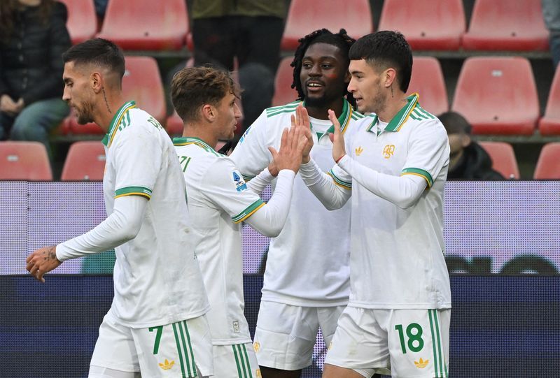 Soccer-Leaders Roma host champions Napoli in Serie A summit showdown