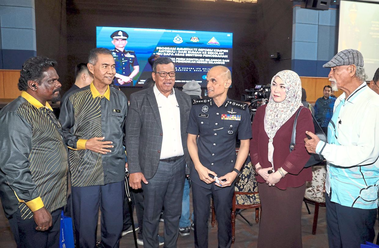School safety: Comm Shazeli (fourth from left) speaking to participants at the anti-bullying campaign at the state police headquarters in Shah Alam. — KK SHAM/The Star