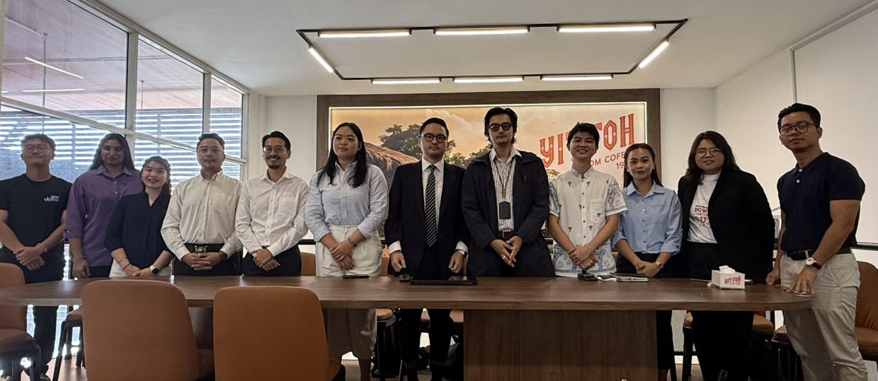 (4th left) Remy and the group of youths want young voters to come out and vote with clarity and rationale.