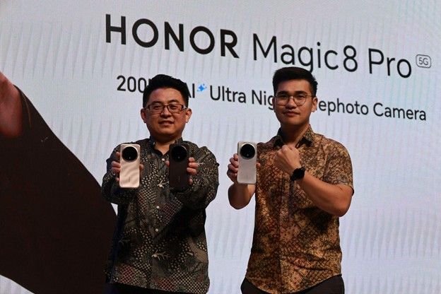 Li (left) and Jefri (right) at the launch of HONOR Magic8 Pro. Li notes that the HONOR Magic8 series offers five key benefits: a top-tier camera, stronger and more stable connectivity, long-lasting battery with fast charging, and an eye-comfort premium display.