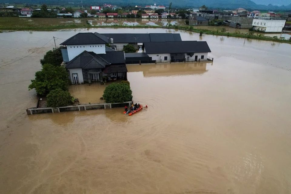 Rescuers step up recovery operations as South-East Asia flood deaths cross 250
