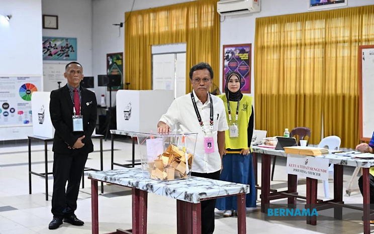 Sabah polls: Shafie casts his vote early in Senallang contest