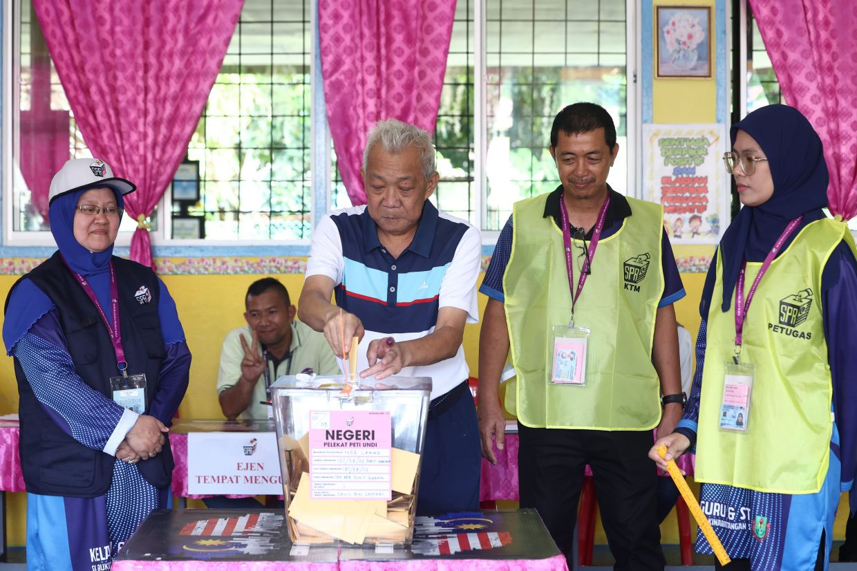 Bung Moktar votes in Kinabatangan