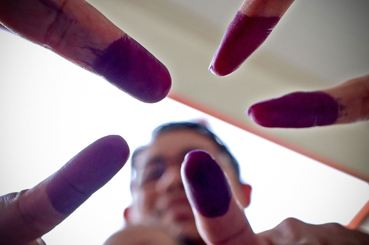 Sabah polls: Broken leg doesn't stop man from performing responsibility