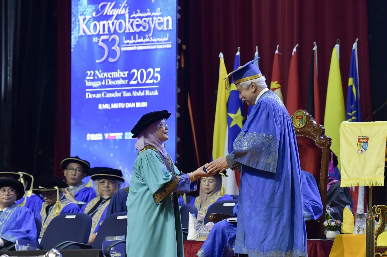 Tengku Maimun receives honorary doctorate at UM convocation