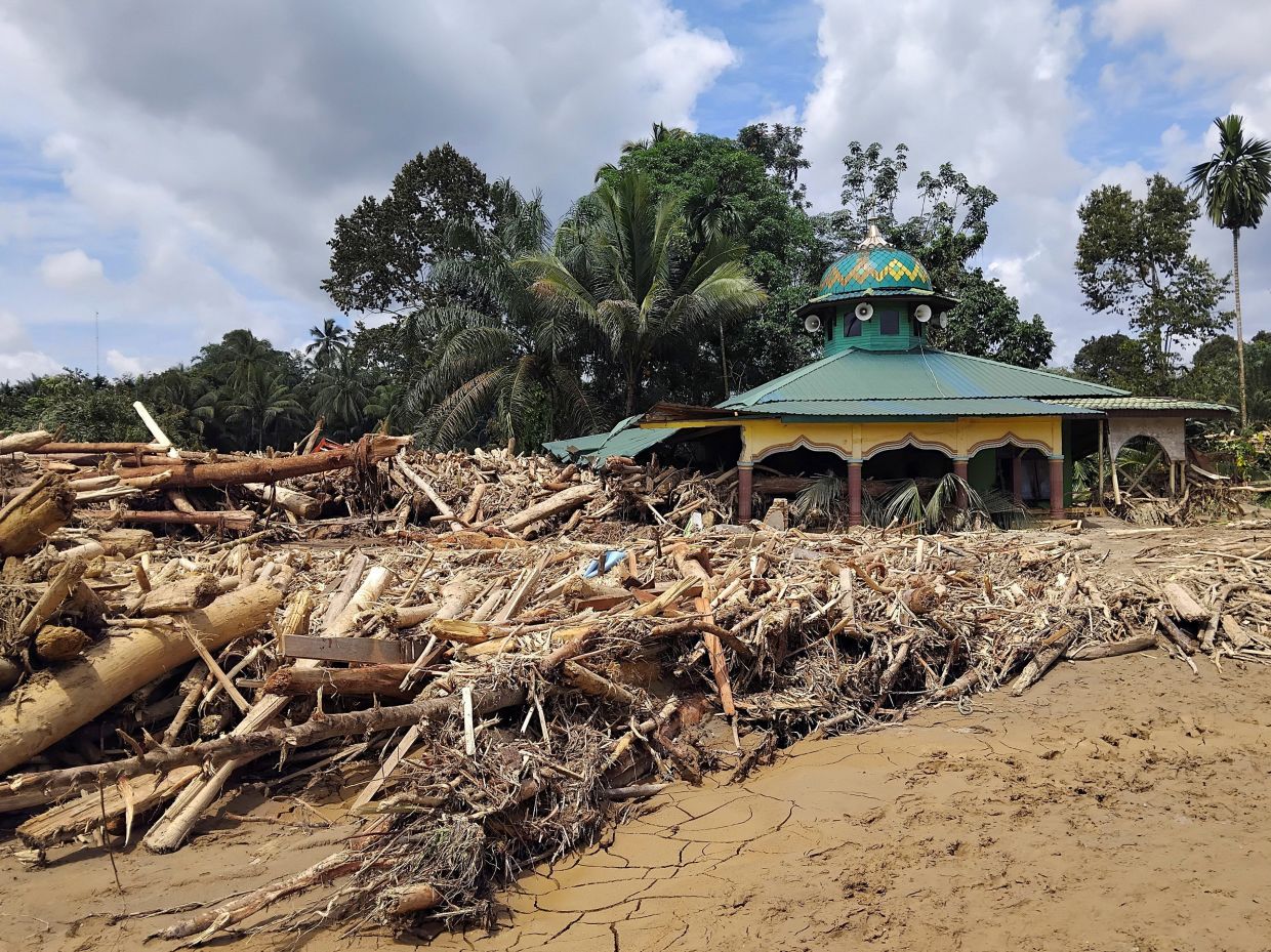 A damaged mosque sits among tree trunks and debris in an area hit by deadly flash floods following heavy rains in Batang Toru, South Tapanuli, North Sumatra, Indonesia, on Saturday, November 29, 2025. -- Photo: REUTERS/Arif Nasution