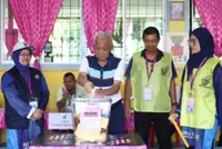 Bung Moktar votes in Kinabatangan