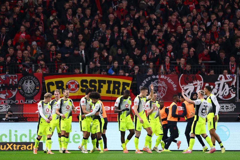 Soccer-Dortmund survive late pressure to edge Leverkusen 2-1