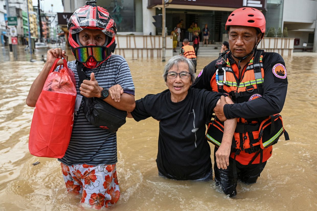 Floods in southern Thailand ease with 1,812 tourists safely assisted
