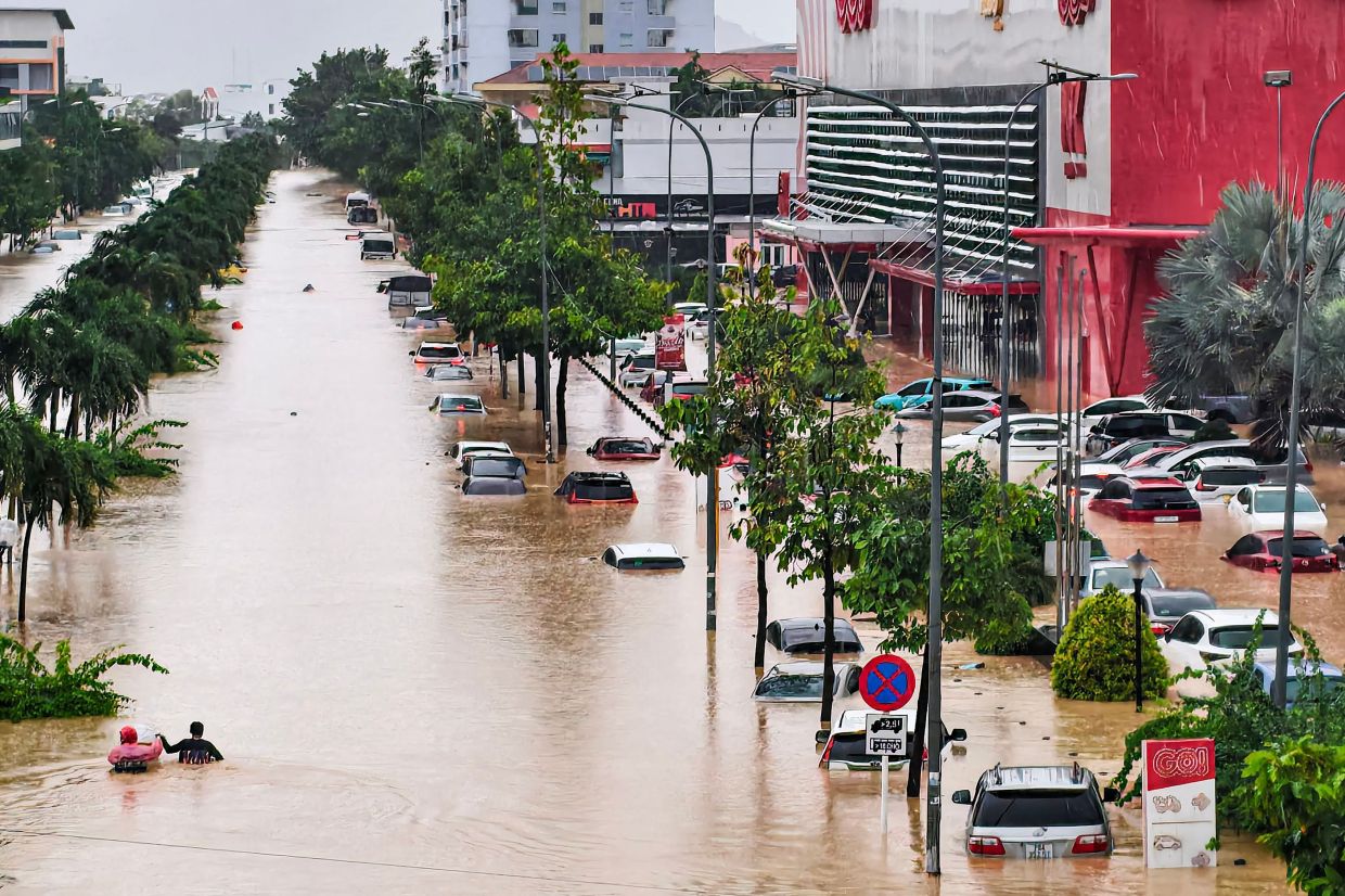 One dead, three missing in Vietnam under Typhoon Koto's impact