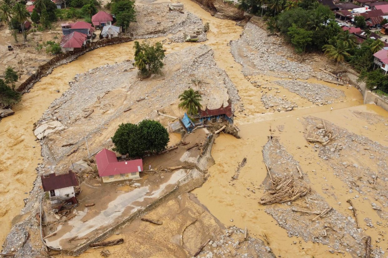 A drone view shows an area hit by deadly flash floods following heavy rains in Padang, West Sumatra province, Indonesia, Sunday, November 30, 2025. -- Photo: REUTERS/Aidil Ichlas