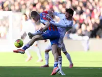 Soccer-Man United fight back to end Palace's unbeaten home run