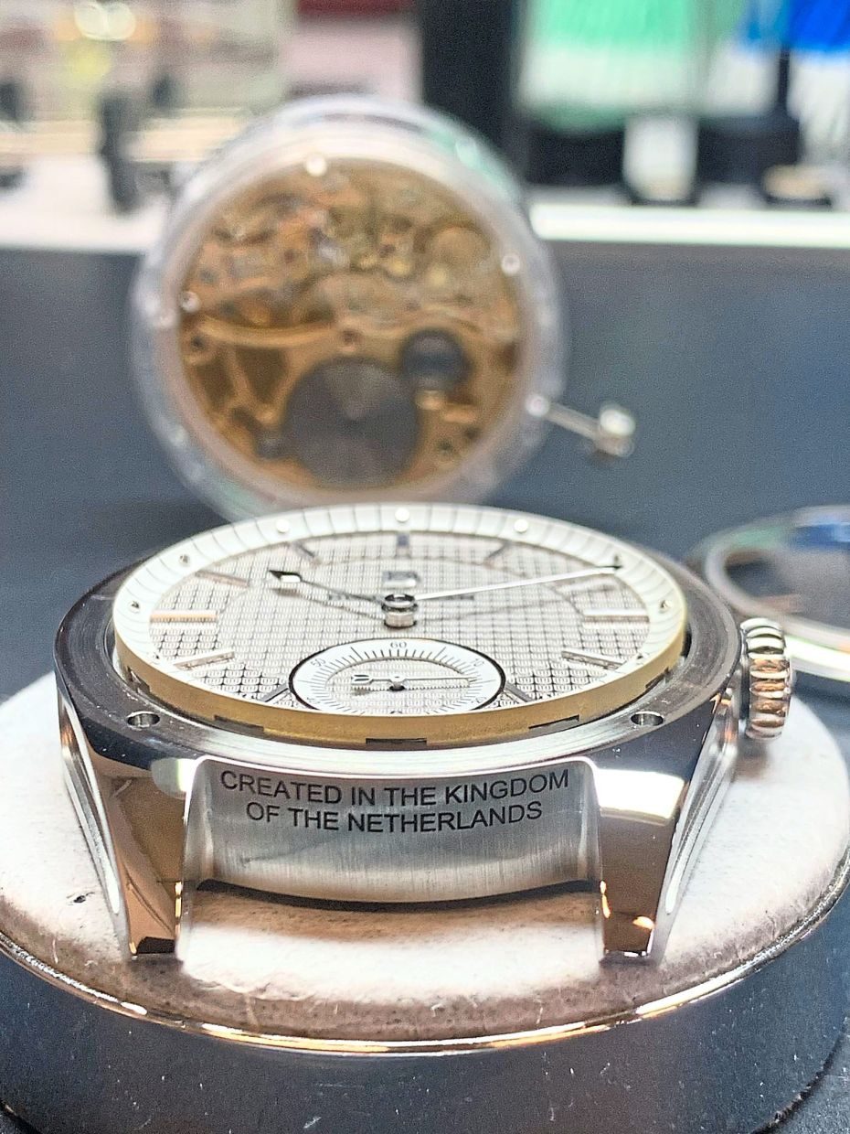 The engraving between the lugs of the watch makes no mistake where it comes from.