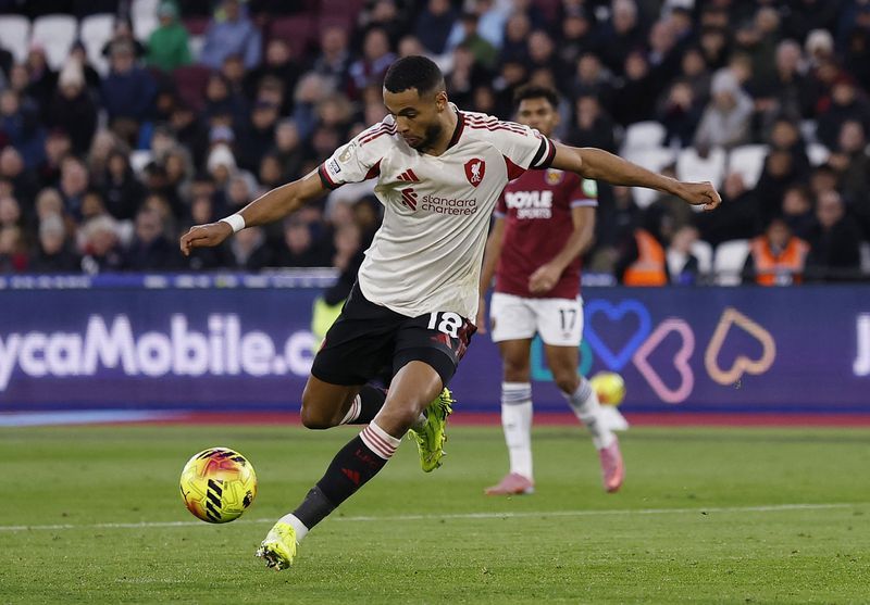 Soccer-Isak's first Liverpool league goal helps Reds to vital win at West Ham