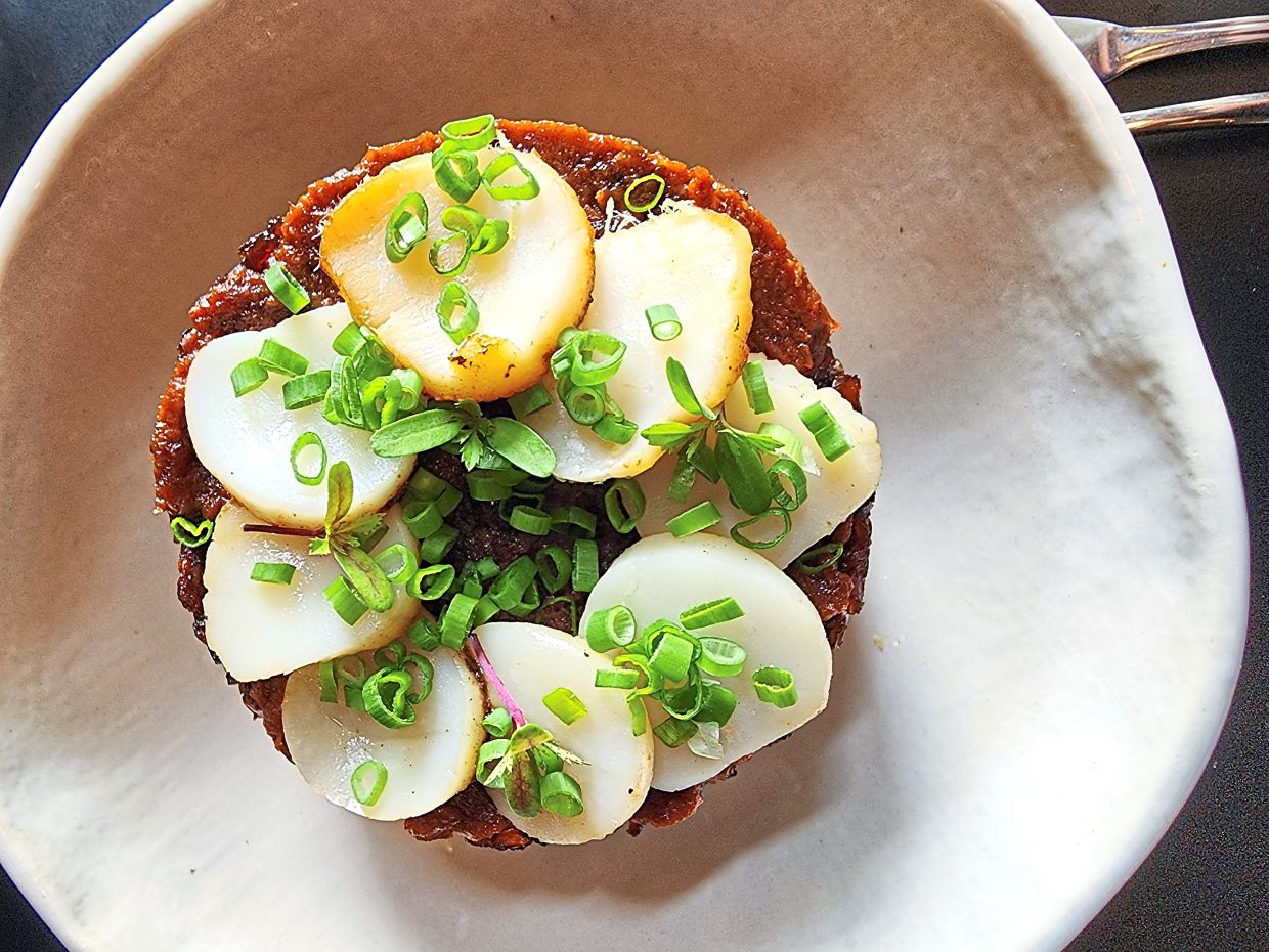 Meraki’s chew kuih is a little different from the classic Teochew kuih, as it includes scallops. (Right) The risotto has been fashioned out of all the ingredients typically associated with chicken rice.