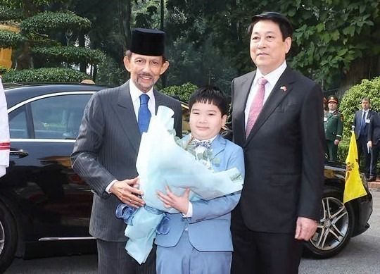 Brunei Sultan makes official visit to Vietnam