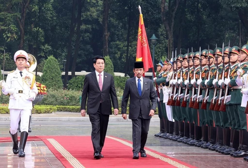 Vietnam President Luong Cuongand Brunei Sultan Hassanal Bolkiah reviewing the Guards of Honour during the welcome ceremony for the latter in Hanoi on Dec 1. — VNA/VNS 