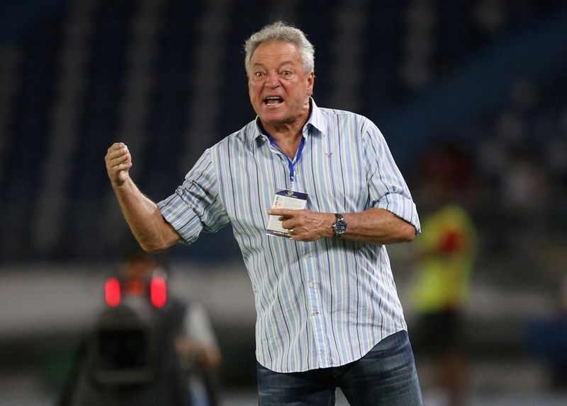 Soccer-Brazilian coach apologises for homophobic remark about pink training shirts