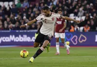 Soccer-Isak's first league goal helps Liverpool to vital win at West Ham