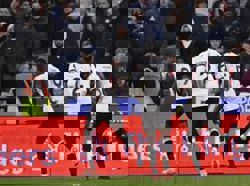 Soccer-Arsenal held by 10-man Chelsea, Liverpool halt woeful run