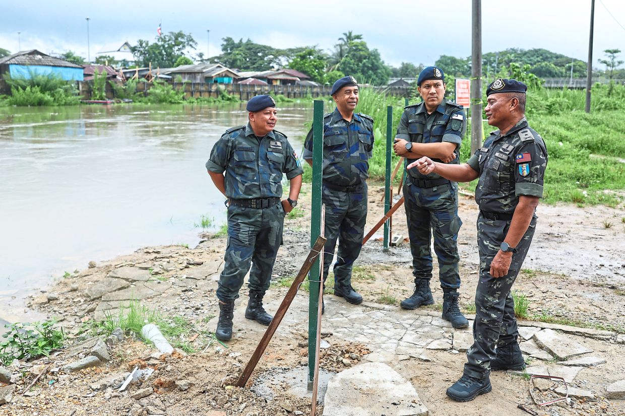 8. Authorities inspecting the rising water level of the Golok River in Rantau Panjang, Kelantan. — Bernama