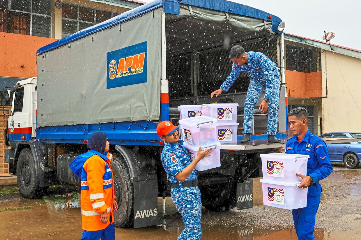 6. APM personnel distributing food to flood victims at SK Kampong Besut evacuation centre in Bandar Permaisuri, Terengganu. — Bernama