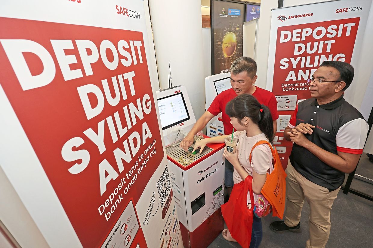 The public can now use self-service coin deposit machines at some banks for no extra charge.