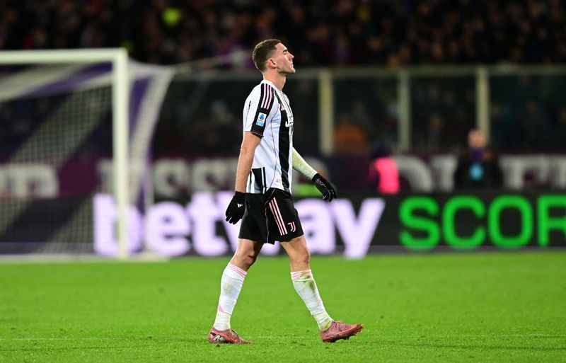Soccer-Juve's Vlahovic suffers serious thigh muscle injury