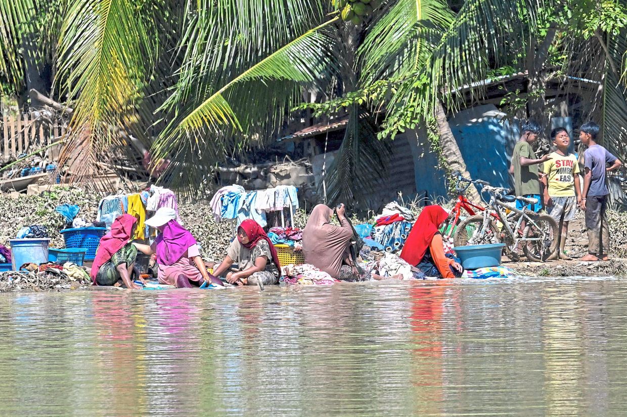 Asia floods death toll tops 1,000