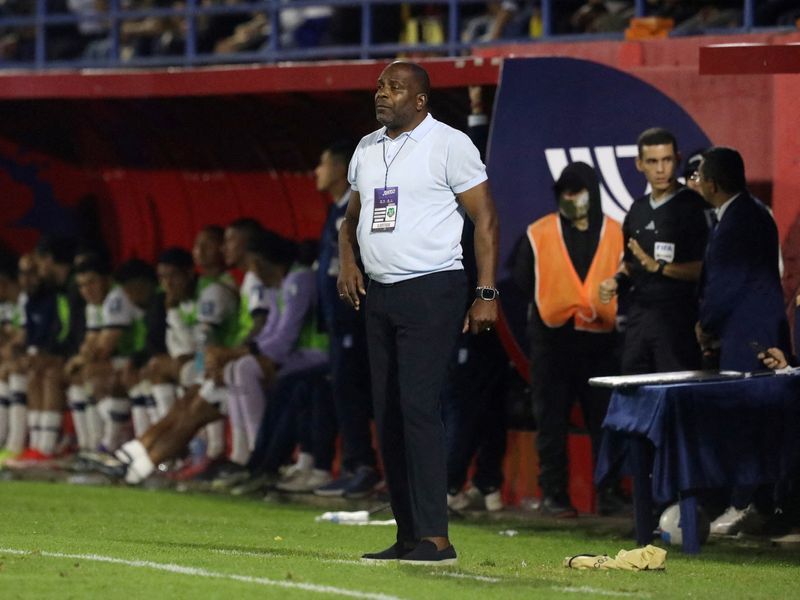 Soccer-Suriname coach Menzo quits ahead of World Cup playoffs