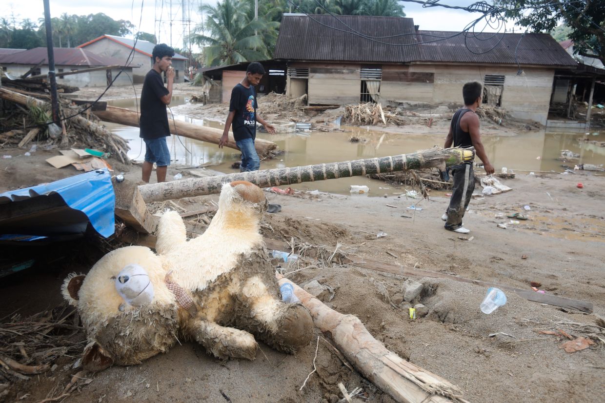 Sumatra flood death toll soars past 600 as hundreds remain missing