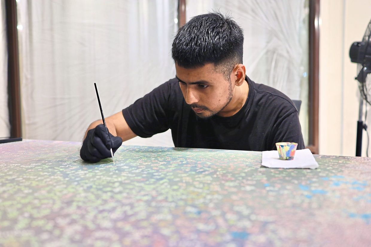 Amir likes to explore colours in his works, mixing neon tones with softer hues and deeper backgrounds.