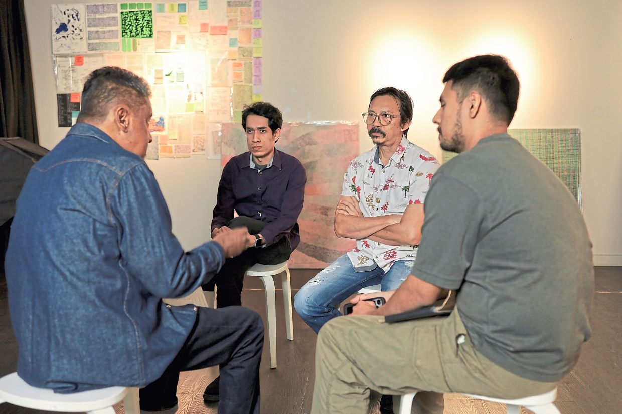 During the residency, Amir and Zahran were mentored by renowned artists Ahmad Fuad (second, right) and Ramlan (left).
