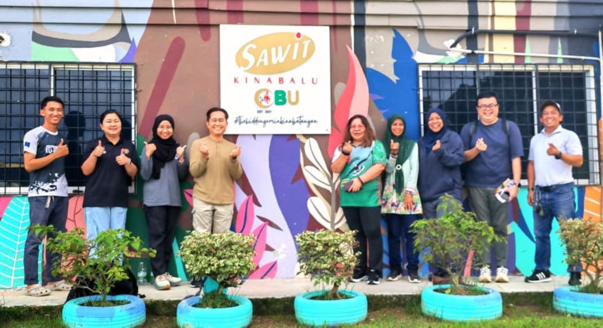 SKG Green Sdn Bhd Chief Executive Officer Philipa Datuk Wilfred Mojilis (fifth right) posing for a group photo with the guests from Universiti Teknologi Malaysia’s Uni-Technologies Sdn Bhd and Tourism, Arts and Culture Ministry, recently.