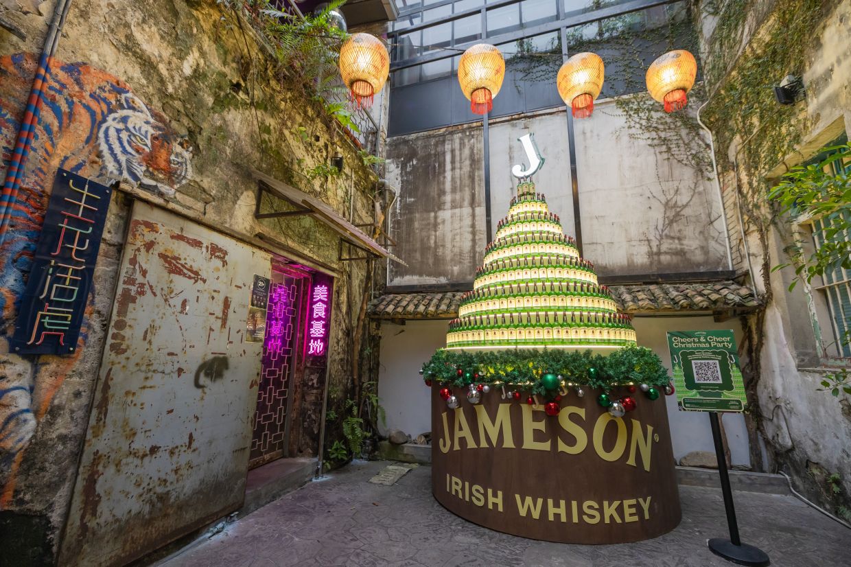 Tipsy-Turvy Quick Shots: 'Tis the season for good cheers and spirits