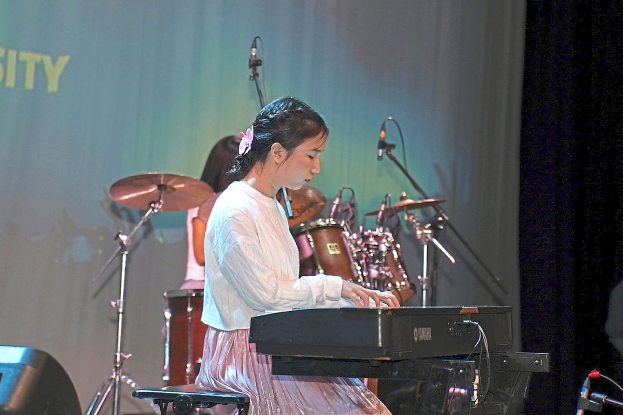 Despite her visual impairment, Lee confidently showcased her talent at the concert.