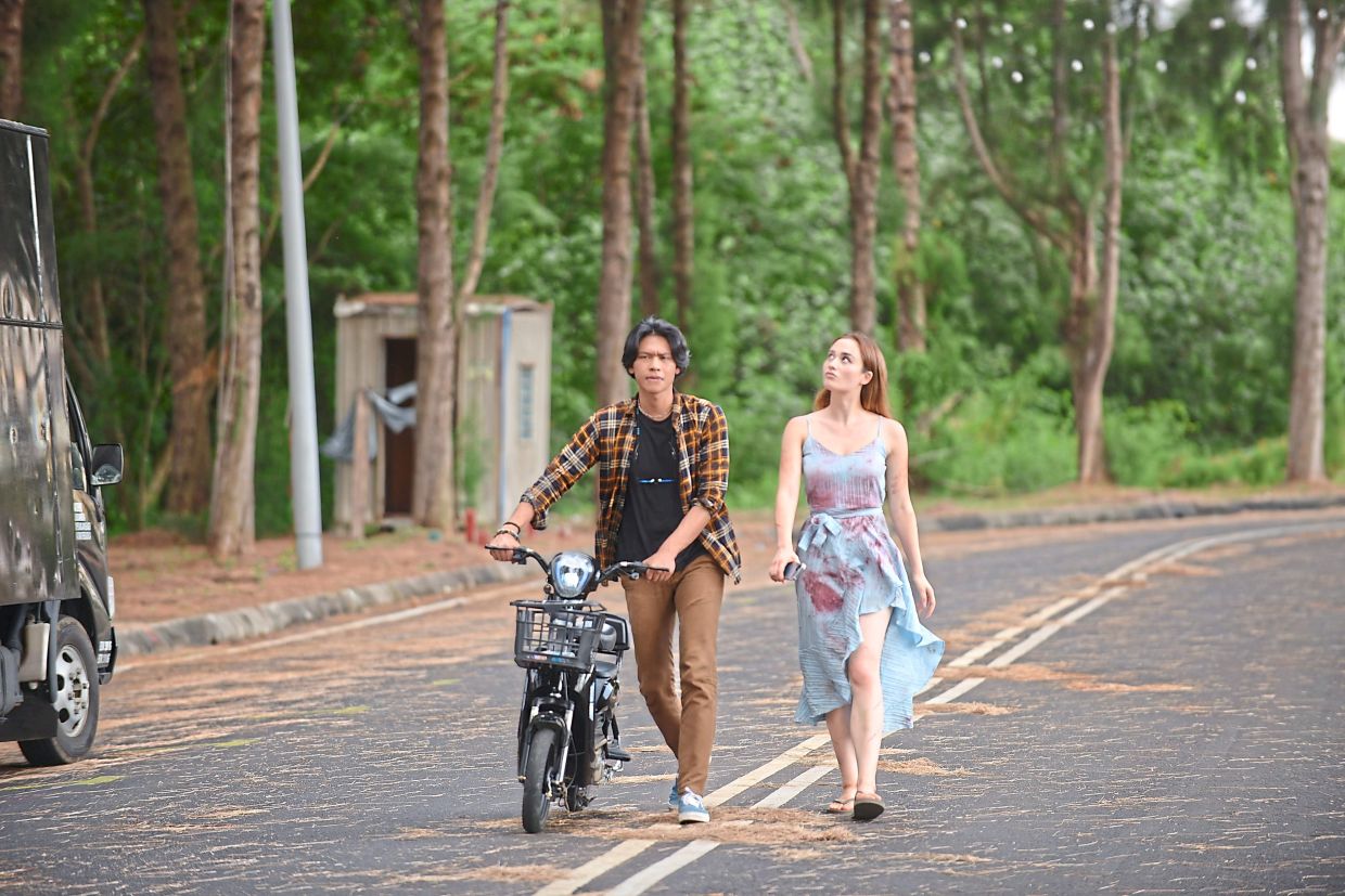 Jany (Nadhir) decides to help out the woman (Darina) in his own way. 