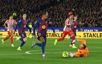 Soccer-LaLiga leaders Barcelona fight back to beat Atletico 3-1